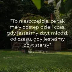 Drewniana chata kryta strzechą na tle zielonego lasu, z cytatem o czasie.
