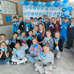 Akcje charytatywne w szkole: 8 kluczowych efektów dla uczniów