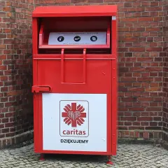 Lokalizacje kontenerów Caritas w Polsce: gdzie oddać używaną odzież