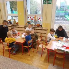 Wolontariat w przedszkolu na czym polega? Odkryj jego korzyści i zadania