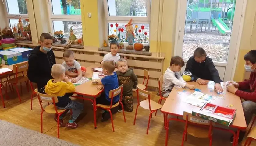 Wolontariat w przedszkolu na czym polega? Odkryj jego korzyści i zadania
