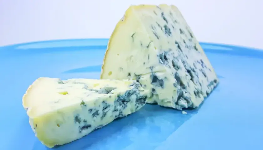 Niebieska pleśń w serze - skąd się bierze i jak uniknąć zatrucia?
