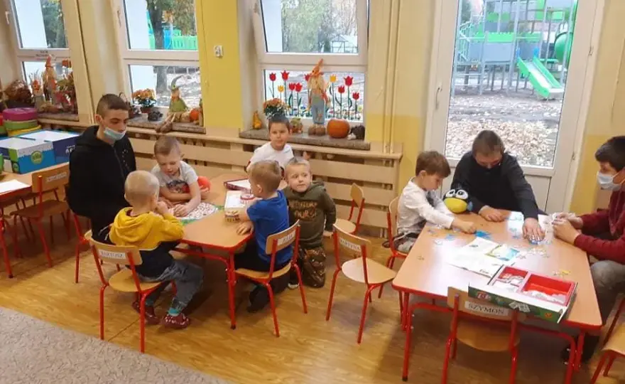 Wolontariat w przedszkolu na czym polega? Odkryj jego korzyści i zadania